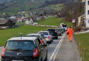 Stau rund um die Unfallstelle. Zu Fuss war man schneller. (Bild: Geri Holdener, Bote der Urschweiz)