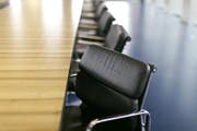 Sessel in einem Sitzungszimmer. In Portugal soll die Frauenquote für Verwaltungsräte kommen. (Bild: KEYSTONE/Gaetan Bally)