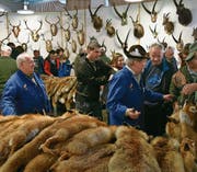 Sigi Noser (mit Hut) besucht seit 50 Jahren Pelzfellmärkte. (Bild: Georg Epp (Altdorf, 10./11. März 2017))