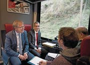 Der Urner Volkswirtschaftsdirektor Urban Camenzind und Werner Schurter, Leiter Regionen beim Personenverkehr der SBB, beim etwas anderen Interview mit Florian Arnold und Bruno Arnold (von links). (Bild: Corinne Glanzmann (Flüelen, 7. April 2017))