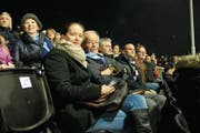 Peter Strebel (Bildmitte) sitzt beim Viertelfinal des Schweizer Cups gegen St. Gallen – einem Höhepunkt in der Vereinsgeschichte – auf der Tribüne. (Bild: Boris Bürgisser (Buochs, 11. März 2015))