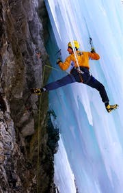 Ueli Steck klettert am Titlis im Gletscher. (Bild: Archiv LZ (Engelberg, 2. März 2006))