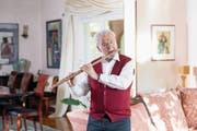 Sir James Galway spielt vor dem Anpfiff von Nordirland – Schweiz noch etwas auf der Querflöte. (Bild: Nadia Schärli (Meggen, 31. Oktober 2017))