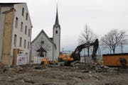 Dort, wo bis vor kurzem das Hotel Weisses Kreuz stand, sollen mit einer archäologischen Grabung wichtige Fragen zur mittelalterlichen Entwicklung von Flüelen geklärt werden. (Bild: Urs Hanhart (Flüelen, 19. März 2018))