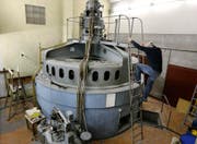 Ariel Lüdi, Besitzer des Hammer-Guts in Cham, in seinem alten Wasserkraftwerk. Die Anlage könnte Strom für rund 200 Haushalte produzieren. (Bild: Stefan Kaiser (Cham, 21.4.2017))