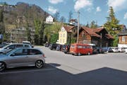 Auf diesem Parkplatz (im Hintergrund der Landenberg) plant der Kanton eine Zentrumsüberbauung. (Bild: Adrian Venetz (Sarnen, 17. März 2017))