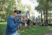 Sie prägten die Alpentöne 2017 (von oben links im Uhrzeigersinn): der Alphornbläser Arkady Shilkloper, der internationale Volksmusiknachwuchs Alpine Jamboree, Shootingstar Herbert Pixner, Akkordeonist Otto Lechner und die Brassformation Urknall. (Bild: Urs Hanhart (18. bis 20. August 2017))
