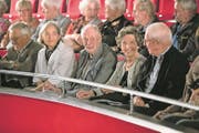 Otto Baumgartner (Bildmitte) verfolgt den Anlass zu seinen Ehren aus der ersten Balkonreihe. (Bild: Roger Zbinden (Buochs, 7. Oktober 2017))
