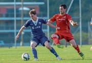 Die Ausgangslage vor dem heutigen Unterwaldner Derby, hier ein Zweikampf zwischen dem Sarner Dario Schorno (links) und dem Stanser Marc Kuster, ist äusserst brisant und verspricht viel Spannung. (Bild: Dominik Wunderli (Stans, 27. August 2016))