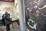 An der Ausstellung im Historischen Museum sind unter anderem grossformatige Kuhgemälde ein Blickfang. (Bild: Urs Hanhart (Altdorf, 25. April 2017))