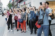Die Zuger Neugasse bietet viele Bildermotive für die asiatischen Touristen. (Bild: Werner Schelbert (21. Juli 2017))