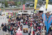 Viele Besucher tummeln sich am Samstag am Publikumsanlass auf dem Festplatz Rynächt beim Nordportal in Erstfeld. (Bild: Keystone)