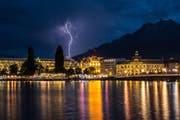 Am Sonntagt kommt es vereinzelt zu Gewittern. Im Bild: Ein Blitzeinschlag im Bahnhof Luzern. (Bild: Leserbild Claude Selig)