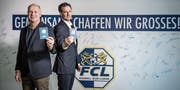 CEO Marcel Kälin (links) und Präsident Philipp Studhalter präsentieren den neuen, blauen FCL-Pass – er gilt als Identifikationsmittel.Bild: Pius Amrein (Luzern, 13. März 2017)