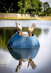 Im holländischen Den Bosch schwimmt derzeit diese Skulptur, die von Hieronymus Bosch inspiriert ist. (Bild: Keystone)