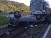 Nach der heftigen Kollision mit dem Regionalzug blieb das Auto auf dem Dach liegen. (Bild: Kantonspolizei Aargau)