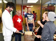Müslüm (links) mischte sich unter die Gäste der Bundesfeier. (Bilder Romano Cuonz)