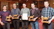 Ihre Kühe haben eine Lebensleistung von mehr als 100000 Kilogramm Milch: Christian Gander, Walter Lussi, Betriebsgemeinschaft Hanspeter Odermatt und Bruno Wyrsch sowie Heinz Odermatt (von links). (Bild: Richard Greuter (Dallenwil, 10. März 2017))