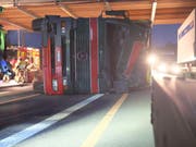 Der Lastwagen kam auf der Seite liegend zum Stillstand. (Bild: Kapo Aargau)