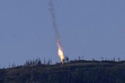 Das Flugzeug stürzt ab. Die beiden Piloten sollen sich per Fallschirm gerettet haben. (Bild: FOTO HABERTURK TV CHANNEL)