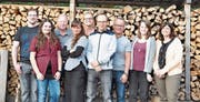 Das Team der Altdorfer Trachten-Theatergruppe führt an fünf Abenden im Monat Mai den Dreiakter «Perfekt organisiärt» auf. (Bild: PD (Altdorf, April 2017))