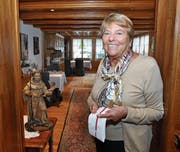 Maria Schilliger ist als Gastgeberin in der «Sagi» nie ohne ihr Serviertüchlein unterwegs. (Bild: Edith Meyer)