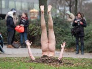 Aktionskünstler Andrey Kuzkin sorgt für Aufsehen. (Bild: KEYSTONE/EPA DPA/DANIEL REINHARDT)