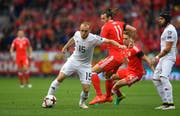 Valeriane Gvilia (am Ball) setzt sich im Länderspiel gegen Wales gegen Gareth Bale durch. (Bild: Stu Forste/Getty (Cardiff, 9. Oktober 2016))