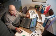 Toni Wigger in seinem Zuhause an der Arbeit am Archiv. Bild: Corinne Glanzmann (Stans, 11. Oktober 2016)