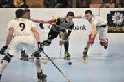 Der Urner Tim Aschwanden (am Ball) kämpft sich gegen Diessbach durch die gegnerische Verteidigung. (Bild: Urs Hanhart)