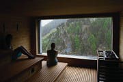 Jugendherbergen sind nach wie vor sehr populär, auch weil sie so gar nichts mehr mit den alten Massenlagern mit ihren verstaubten Decken gemein haben. Im Bild der Wellnessbereich der Jugendherberge Saas Fee. (Bild: Maxime Schmid/Keystone (19. Oktober 2014))