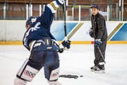 Janick Steinmann (rechts) gehört erstmals zum Trainerstaff in einem Aktivteam. (Bild: Patrick Hürlimann (Zug, 6. September 2017))