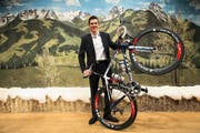 Bergig wie auf dem Bild hinter Mathias Frank wird es auch an der Tour de Suisse werden: Der Roggliswiler steht kurz vor den Saisonhöhepunkten. (Bild: Keystone/Jean-Christophe Bott)
