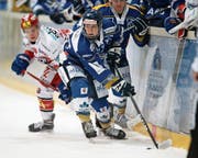 Auch Zugs Sven Leuenberger (vorn) ist derzeit in der WM-Vorbereitung mit dem U20-Nationalteam. (Bild: Stefan Kaiser (Zug, 5. Februar 2017))