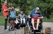 Ben absolviert die Stafette im Rollstuhl. Als «Stoppuhr» dient eine Wunderkerze. (Bild: Corinne Glanzmann (Melchtal, 18. Juli 2017))