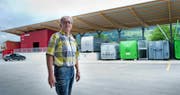Kurt Britschgi, Fachbereichsleiter Werke, vor dem neuen Entsorgungshof in Sarnen. (Bild: Corinne Glanzmann)