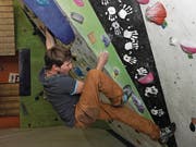 Will hoch hinaus: Nicolas Borer ist einer von vielen, die in der Boulderhalle des Vereins Granit Indoor ihrem Hobby nachgehen. (Bild: Urs Hanhart (Schattdorf, 28. Dezember 2017))
