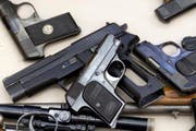 Die Polizei fand beim Jugendlichen mehrere Waffen. (Symbolbild) (Bild: Keystone / Alessandro Della Bella)