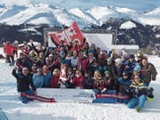 Marco Odermatt (Mitte, mit Startnummer 3) freut sich mit Fans und Familie über seinen Grosserfolg. (Bild: PD)