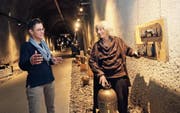 Romy Hüppi (links) und Cécile Donzé beim Richten eines Kunstwerks. (Bild: Marion Wannemacher (Lungern, 14. Dezember 2017))