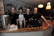 Vier der sechs Jungunternehmer präsentieren ihr Sortiment an Spezialbieren (von links nach rechts): Daia Aschwanden, Pascal Dittli, Nicolas Huwyler und Andreas Walker. (Bild: Urs Hanhart (Altdorf, 22. April 2017))