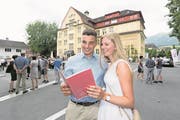 Chiara Achermann und ihr Freund Flavio Gnos werfen stolz einen genauen Blick in das rote Papierdokument. (Bild: Roger Zbinden, Sarnen, 7. Juli 2017)