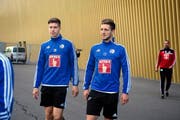 Die beiden Neuen: Cedric Itten (links) und Simon Grether auf dem Weg ins erste Training. (Bild: Nadia Schärli / Neue LZ)