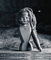 Eine «Toggeli»-Puppe aus der Sammlung von Hanspeter Niederberger im Buch «Geister, Bann und Herrgottswinkel». (Bild: Christof Hirtler)