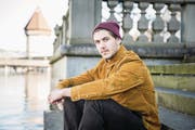 Nico Dünner am linken Reussufer vor der Luzerner Jesuitenkirche. Bild: Manuela Jans-Koch (Luzern, 1. Dezember 2016)