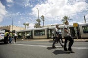 Die Touristin wurde in einem Tram in der Altstadt von Jerusalem angegriffen. (Bild: EPA/ATEF SAFADI)