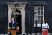 Der britische Premierminister David Cameron kündigt im Beisein seiner Frau Samantha seinen Rücktritt an. (Bild: EPA/Facundo Arrizabalga)