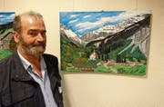 Der Bauernmaler Hans Müller vor einem seiner Bilder (Bild: Paul Gwerder)