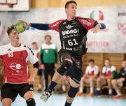Startete mit Emmen mit einem knappen 32:30-Erfolg über Herzogenbuchsee in die Saison: Rückraumspieler Luka Ravlija (am Ball). (Bild: Corinne Glanzmann (Emmen, 10. September 2017))