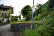 Hier sollte die geplante Antenne zu stehen kommen. Oben rechts sind die Lärmschutzwände der A2 sichtbar. (Bild: Corinne Glanzmann, 27.05.2015)
